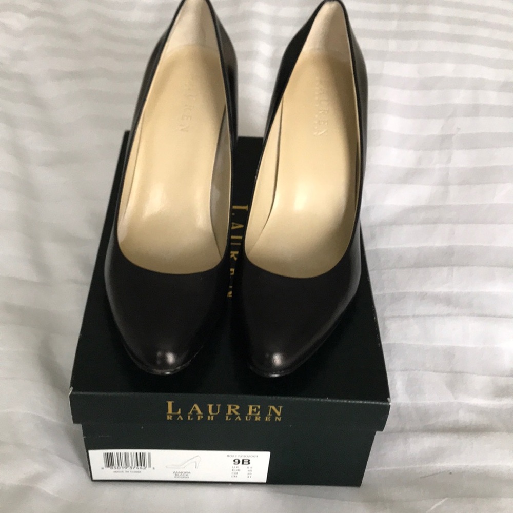 Black pumps